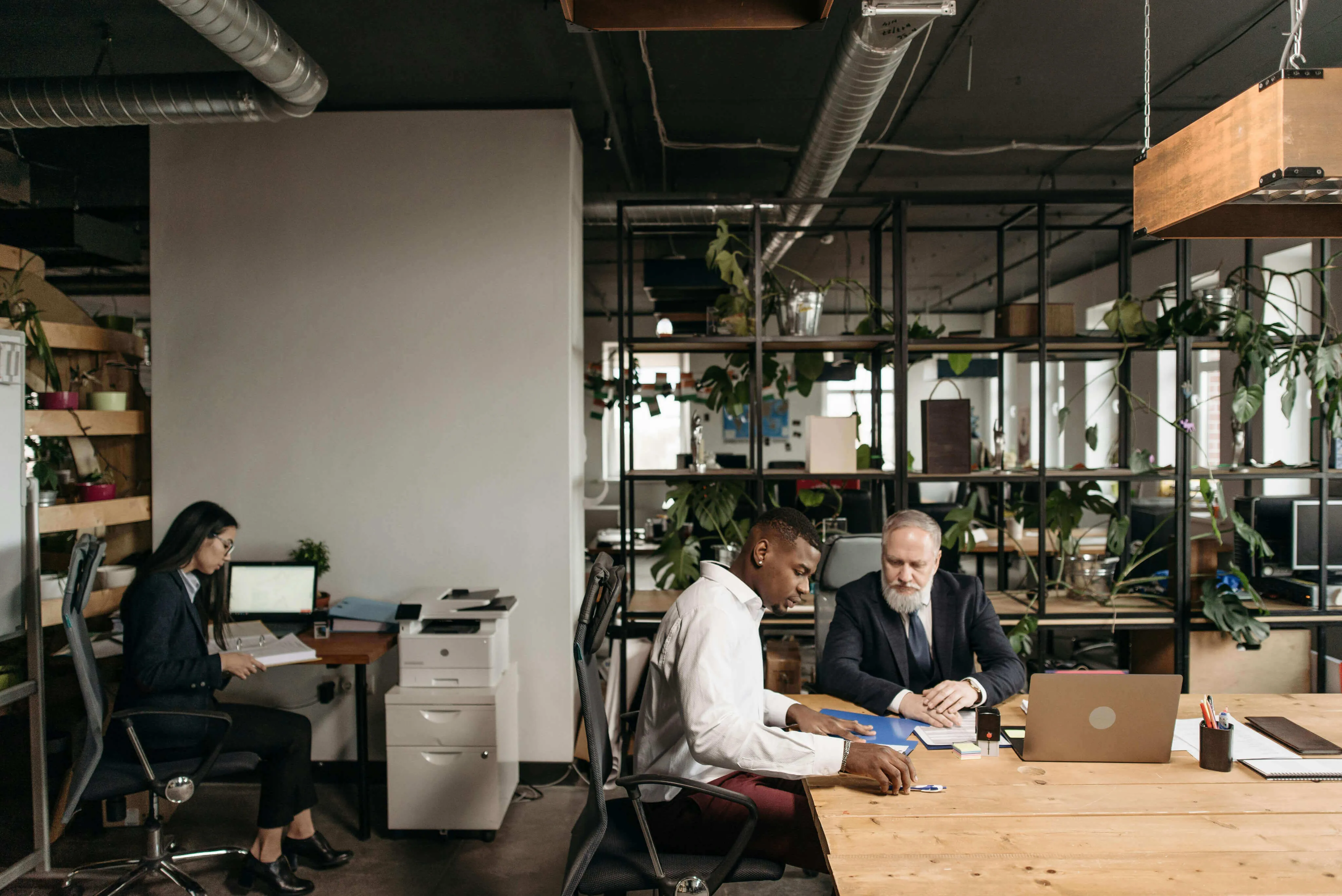 Modernes Büro mit arbeitenden Mitarbeitern